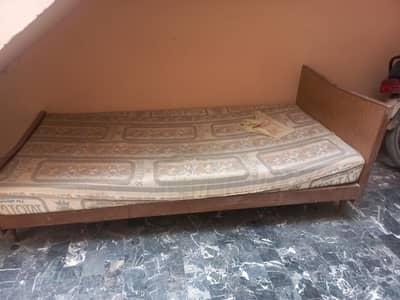 single bed hai achi lakri ka bna hua hai