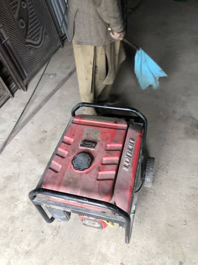 khaali 1 maheenay use kia ha shop per parha huwa tha dhurr matti hy