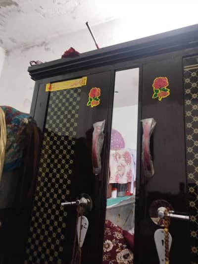 Almari Good condition Argent sale