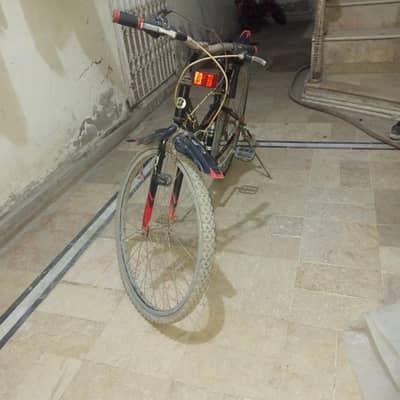 Red Color Full Size Gear Bicycle Aage Wala Tyre Puncture Hai