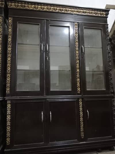 Showcase with 3 tables