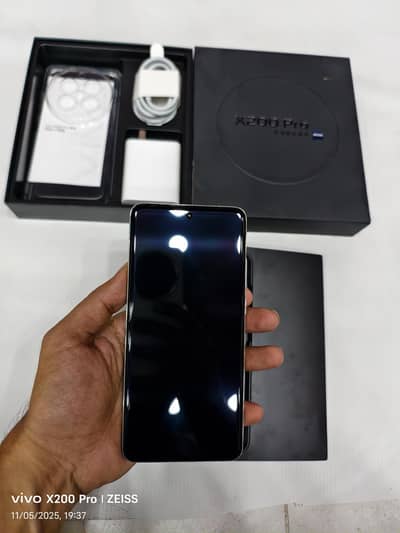 Vivo X200 Ultra ( Black) - 512GB - 200MP Zeiss Beast!