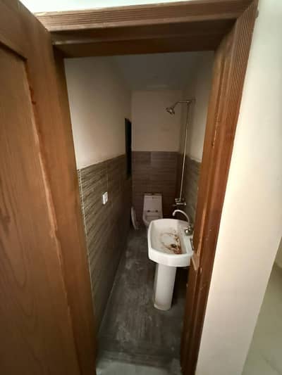 4 Marla 2nd Floor Portion for Rent DHA Phase 2, Block T Demand: PKR 65,000 / month Location: DHA Phase 2, Block-T Floor: 2nd Floor