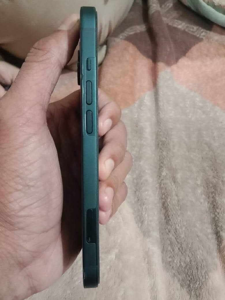 iPhone 13 (Mint Condition) 3