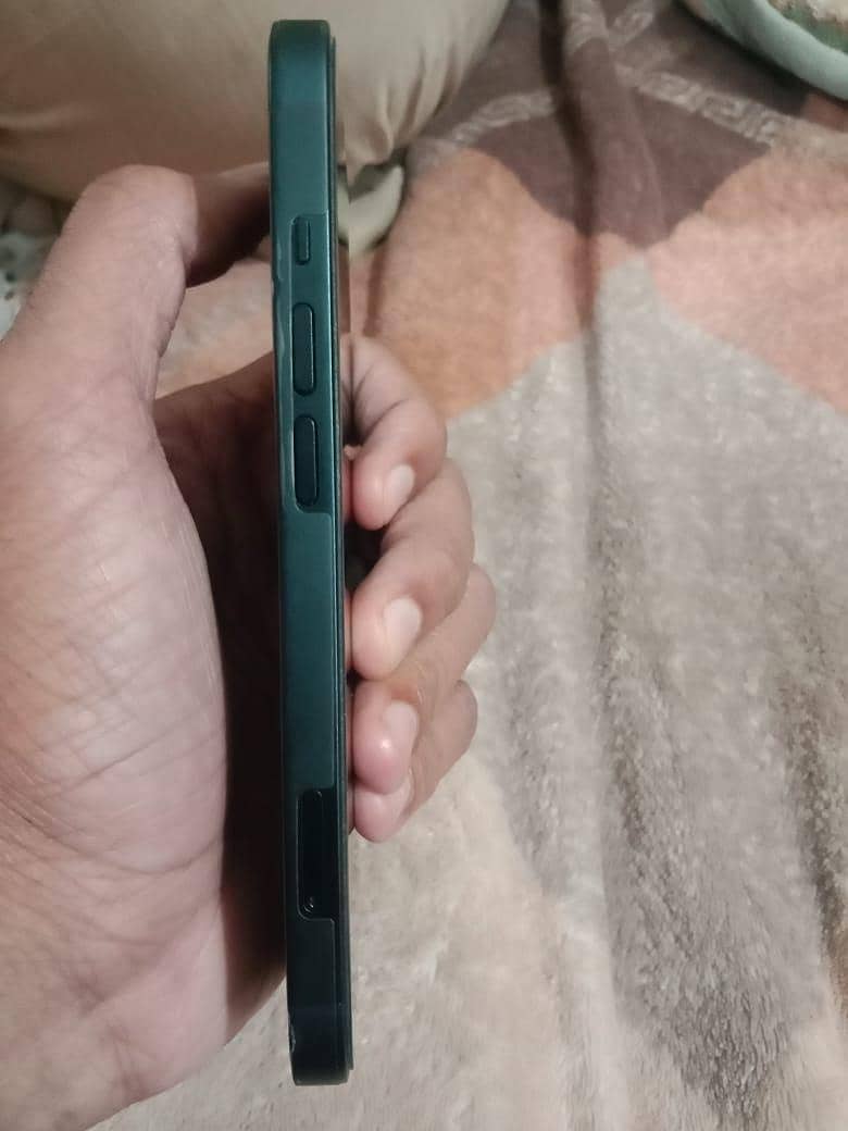 iPhone 13 (Mint Condition) 4