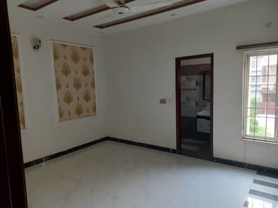 10 marla Outstanding lower Portion In UET HOUSING SOCIETY Prime location