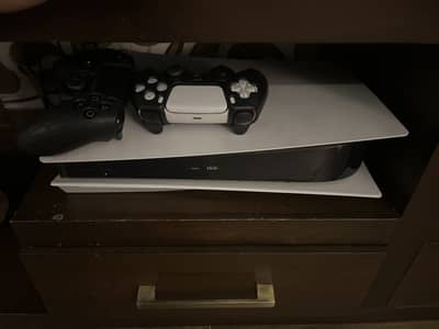 Playstation 5, 2 Controllers and 5 Disc Games