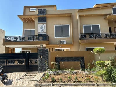 Near To Market Park And Schools 10 Marla House Available For Rent