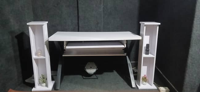 Decent office table set with speaker stand