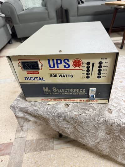 UPS 800 W