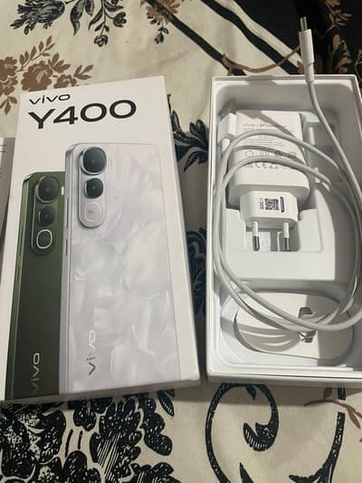 VIVO Y400 Green color used only 2 weeks 11 months warranty remaining.