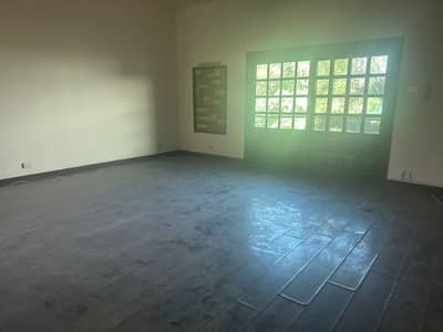 200yards Independent Old Bungalow Next to Sharaha Qauideen Prime Location Best For Car Showroom & Commercial Parpose & Builders