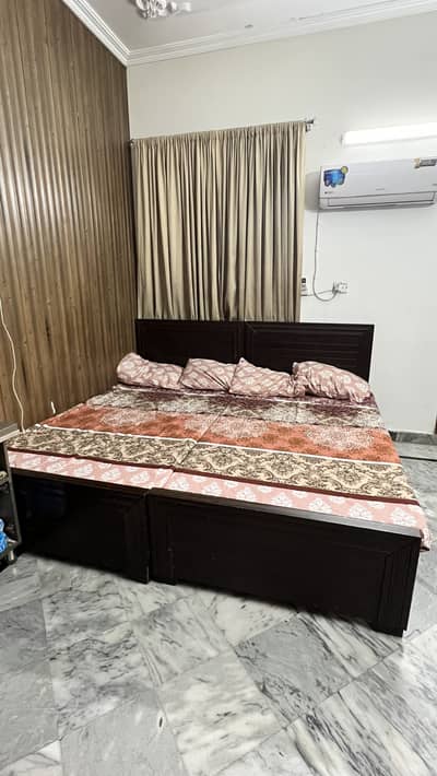 2 single beds pair with 1 side table