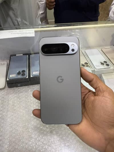 condition 10/10  16GB ram 256 Gb  storage  Haizal color