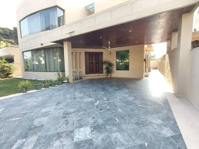 Central Location Easy Deal well Maintained Houseinphase4