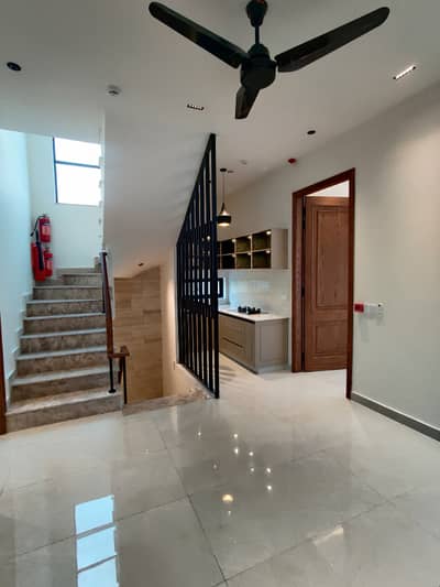 3 MARLA ELEGANT AND FULLY MAINTAINED SUPER HOT LOCATED BUNGALOW.