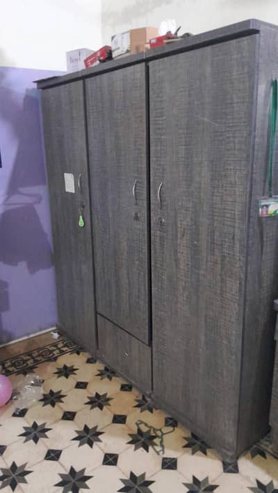 used furniture bade almari