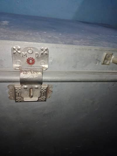 Neat and clean trunk no rust in it