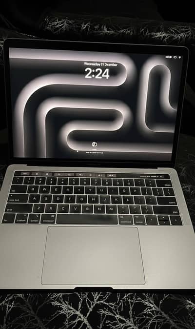 Macbook pro 2018 core i7 16/512