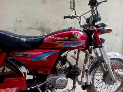 اوریجنل حالت میں ہے ابھی تک انجن کا کام نہیں ہوا 2009 ماڈل