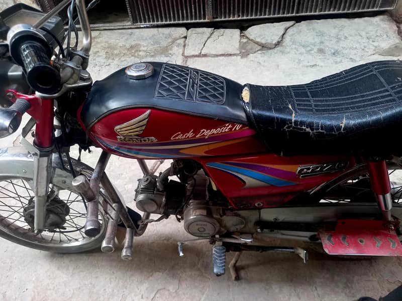 اوریجنل حالت میں ہے ابھی تک انجن کا کام نہیں ہوا 2009 ماڈل 2