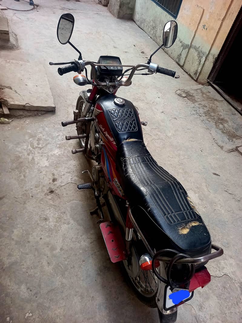 اوریجنل حالت میں ہے ابھی تک انجن کا کام نہیں ہوا 2009 ماڈل 3