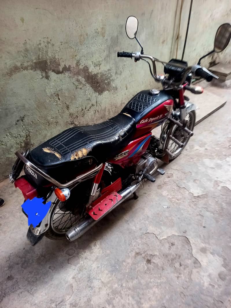 اوریجنل حالت میں ہے ابھی تک انجن کا کام نہیں ہوا 2009 ماڈل 4