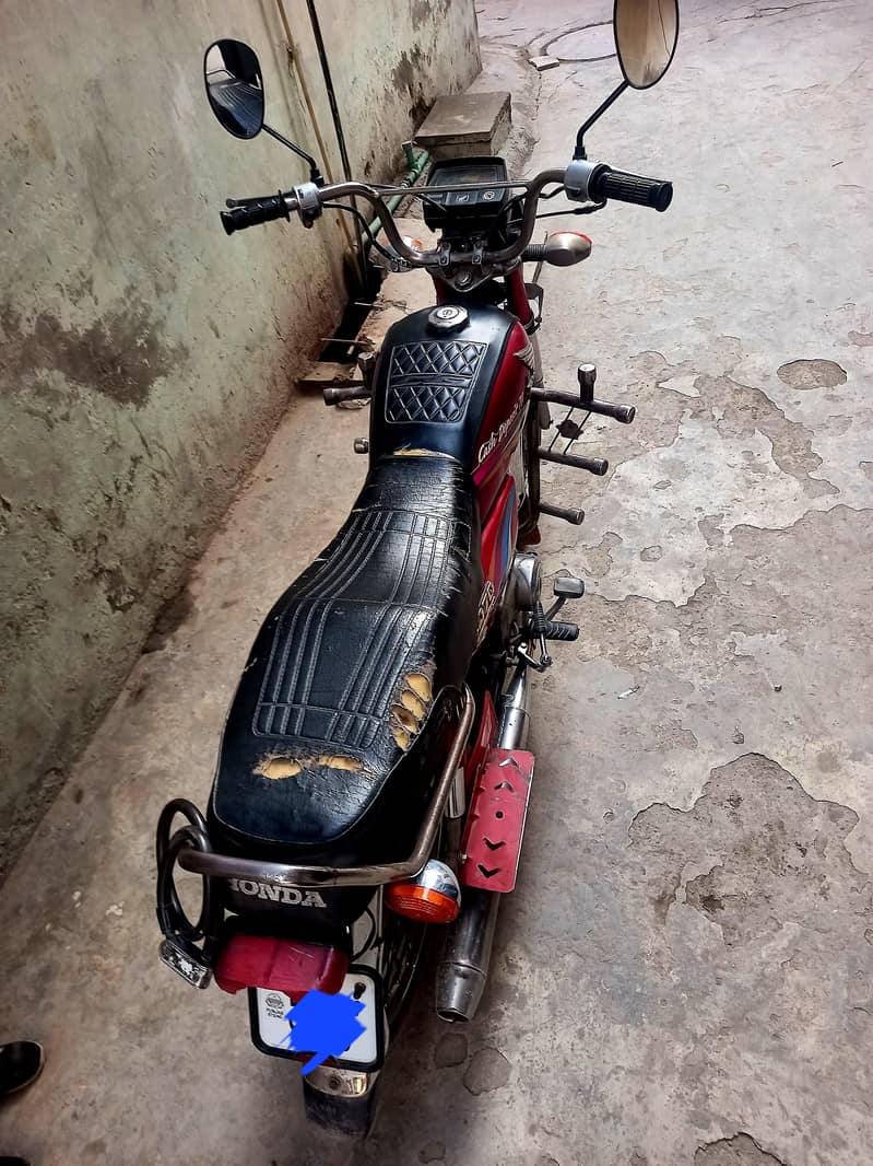 اوریجنل حالت میں ہے ابھی تک انجن کا کام نہیں ہوا 2009 ماڈل 5