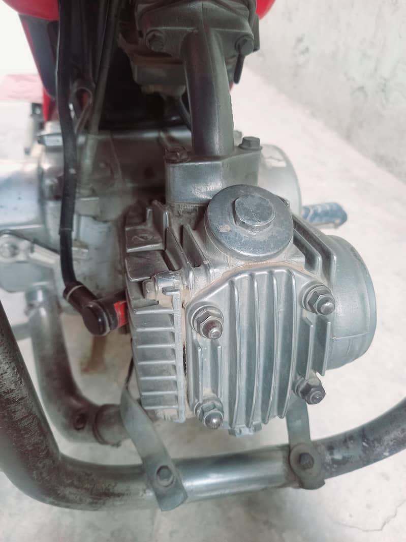 اوریجنل حالت میں ہے ابھی تک انجن کا کام نہیں ہوا 2009 ماڈل 6