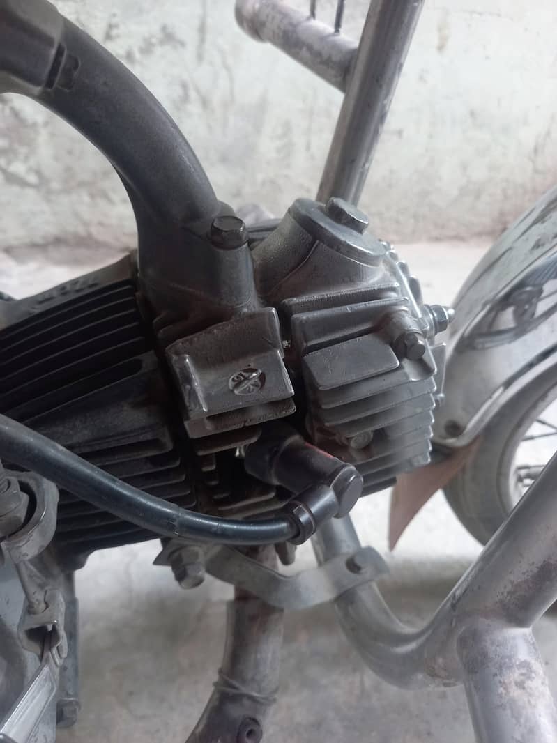 اوریجنل حالت میں ہے ابھی تک انجن کا کام نہیں ہوا 2009 ماڈل 7