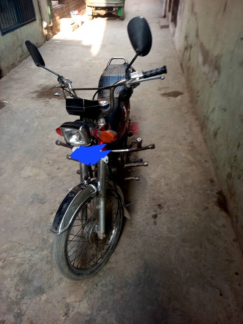 اوریجنل حالت میں ہے ابھی تک انجن کا کام نہیں ہوا 2009 ماڈل 8