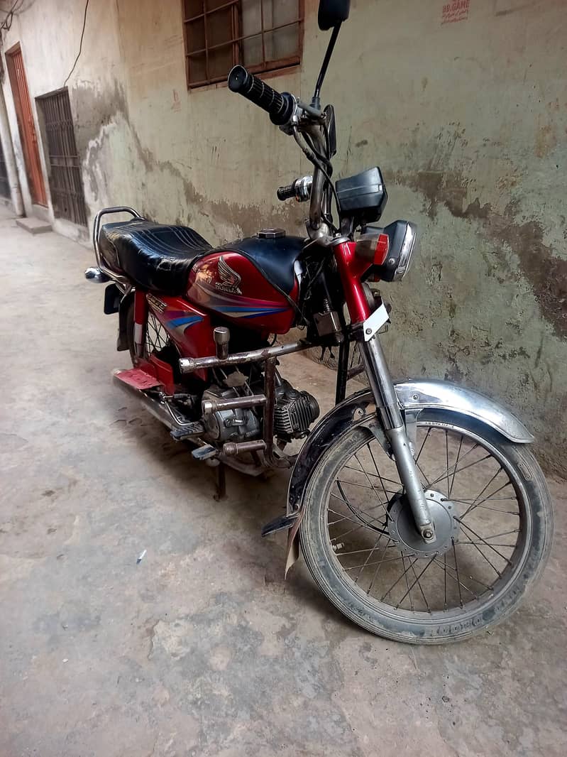 اوریجنل حالت میں ہے ابھی تک انجن کا کام نہیں ہوا 2009 ماڈل 9