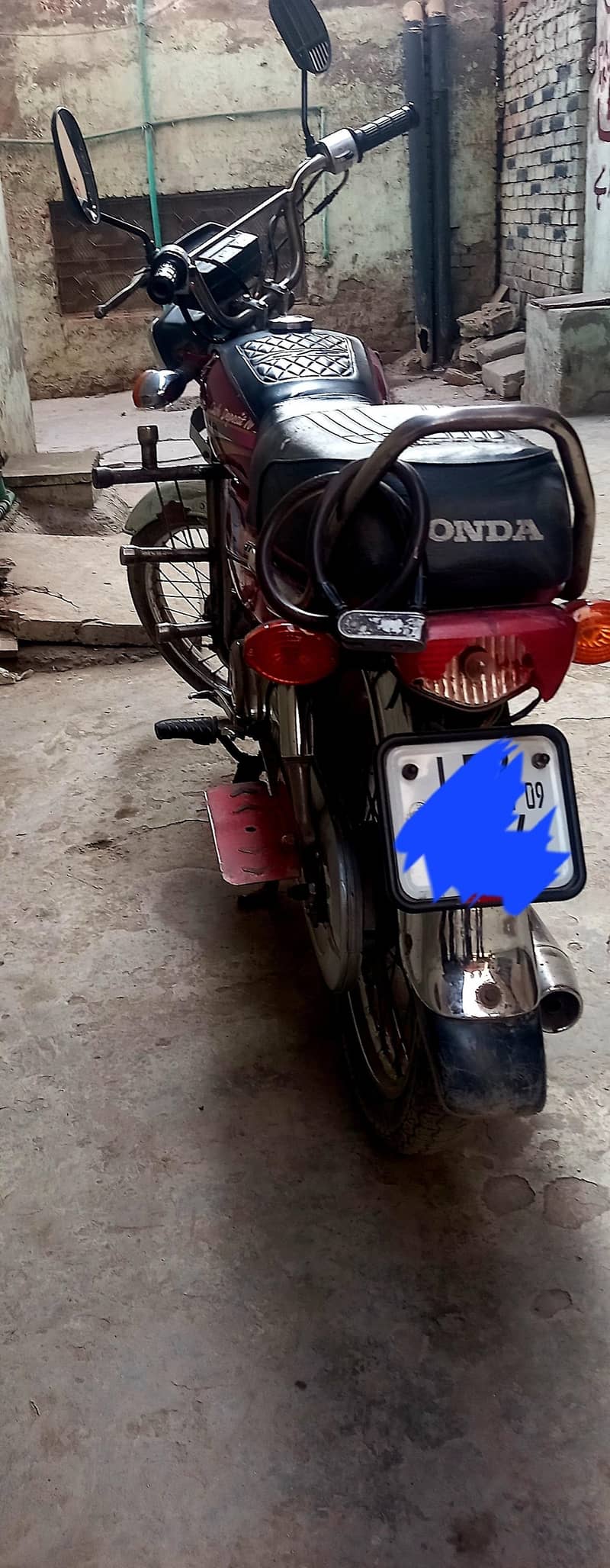 اوریجنل حالت میں ہے ابھی تک انجن کا کام نہیں ہوا 2009 ماڈل 10