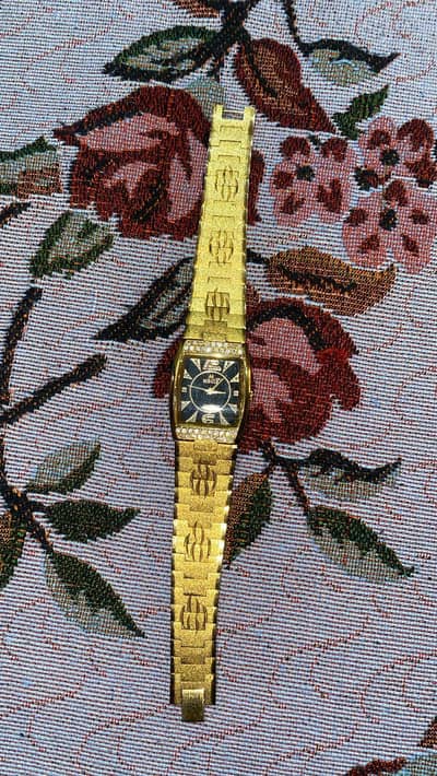 quartz company ki watch ha 5000 ki li thi whole saler sa 4 mahina use