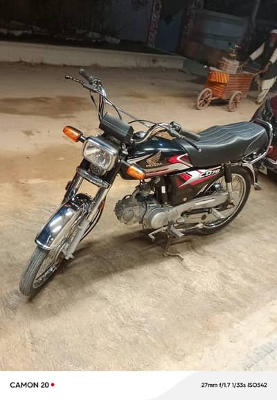 2025 k 4 month ki gari he original num plate dono rakha hua he