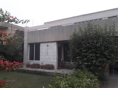 Gulberg 25 Marla Commercial Paid house Is Available For Sale.