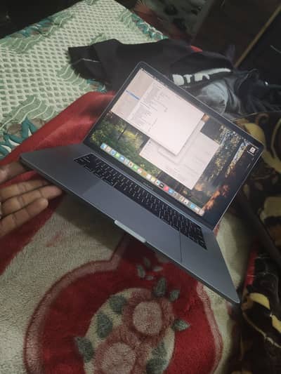 urgently sale MacBook Pro 2018 i7 32gb 15 inch
