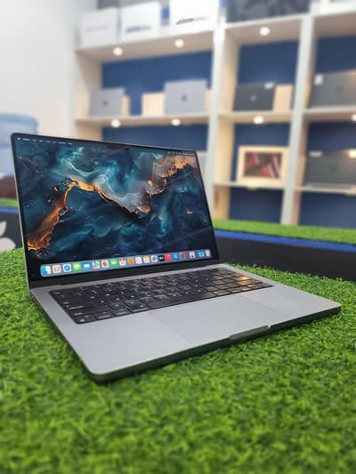 Macbook Pro M1 Pro 14 Inch 16/512 Space Grey 24 cycles 10/10 Condition