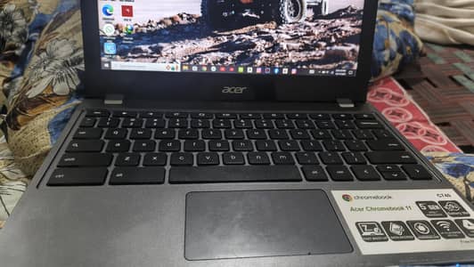 chrome book Acer c740 4/128 10/10 condition with charger