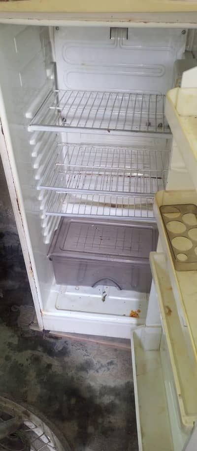 I'm selling my frig only sirus Byer rabta karan