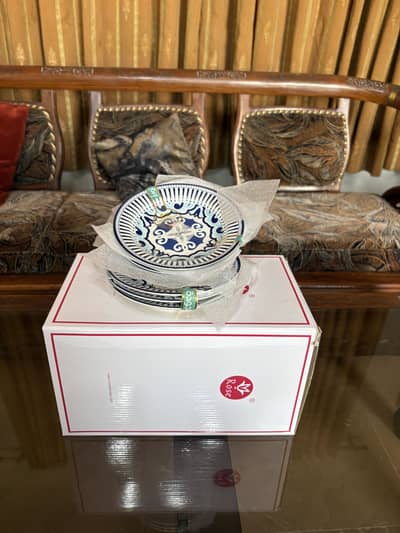 14 pieces 4 bowels 6 quarter plates 2 serving plates total 12 pieces