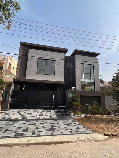 10 Marla Well Maintain House available for Sale at Prime Location