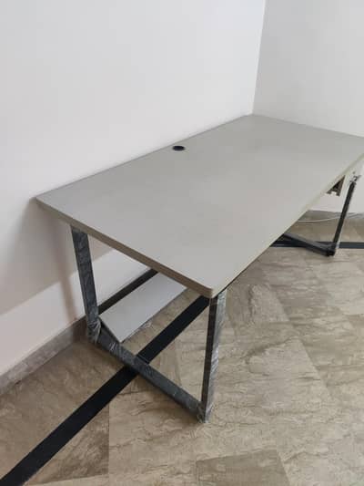 Office table (5x2.5)