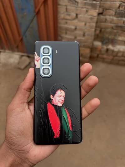 FRESH PEICE condition 9.5   bable glass ki waja sy ha koi issue nhi ha