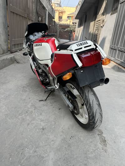Yamaha FZR 250