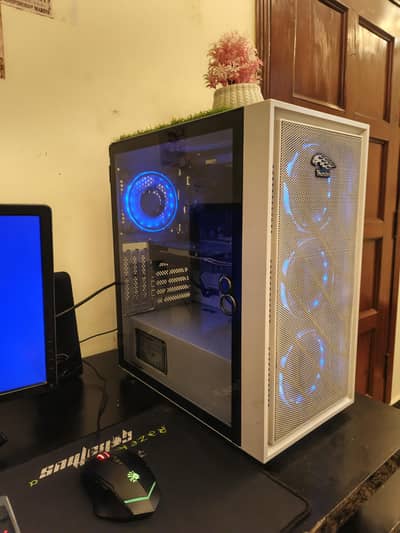 Cool looking White | Gaming PC THUNDER