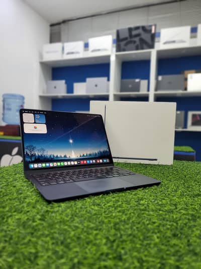 MacBook Air M2 13inch 16gb 256gb open box under warranty