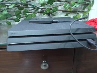 PS4 pro 1 tb jailbreak version 11.02 and 2 controllers