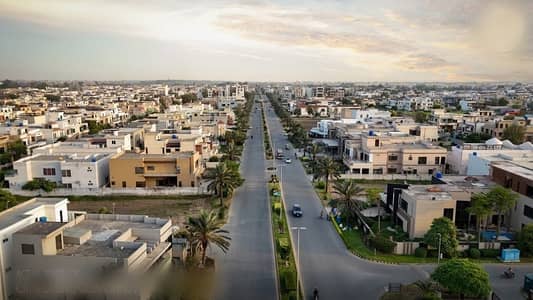 Corner 8 marla plot for sale EE block near main Boulevard