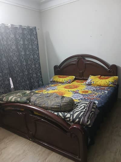 1 king bed with metress and dressing table